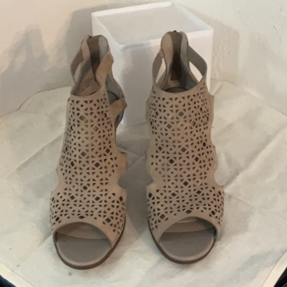 Rockport Totalmotion Trutech Suede Laser Cut Ankle Booties, 9.5, Beige, NWOB - Picture 2 of 9